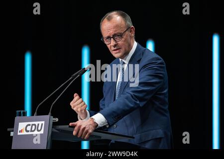 Berlin, Deutschland. März 2024. Friedrich Merz, Bundesvorsitzender der CDU, spricht bei der Veranstaltung. In seinem Grundprogramm "Leben in Freiheit". Deutschland sicher in die Zukunft führen", formuliert die CDU ihre Grundwerte und Ideen, um sich als Partei zu erneuern. Das neue Grundprogramm wird dann auf der Bundesparteikonferenz vom 6. Bis 8. Mai endgültig verabschiedet. Quelle: Hannes P Albert/dpa/Alamy Live News Stockfoto