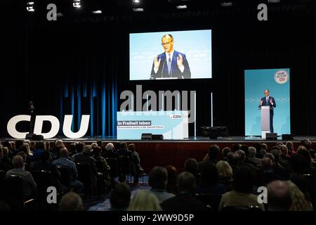 Berlin, Deutschland. März 2024. Friedrich Merz, Bundesvorsitzender der CDU, spricht bei der Veranstaltung. In seinem Grundprogramm "Leben in Freiheit". Deutschland sicher in die Zukunft führen", formuliert die CDU ihre Grundwerte und Ideen, um sich als Partei zu erneuern. Das neue Grundprogramm wird dann auf der Bundesparteikonferenz vom 6. Bis 8. Mai endgültig verabschiedet. Quelle: Hannes P Albert/dpa/Alamy Live News Stockfoto