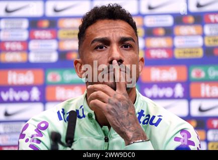 KORREKTUR DER BILDUNTERSCHRIFT: Aktualisierung des Standorts im Wembley Stadium Brasiliens Danilo während einer Pressekonferenz im Wembley Stadium, London. Bilddatum: Freitag, 22. März 2024. Stockfoto