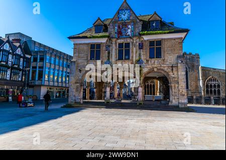 Blick über den Domplatz in Richtung Guildhall und Geschäfte in Peterborough, Großbritannien an einem hellen sonnigen Tag Stockfoto