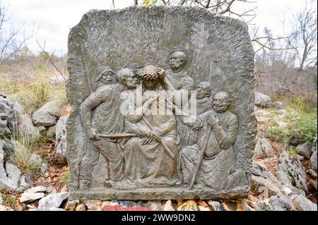 Die Krönung mit Dornen – drittes schmerzhaftes Geheimnis des Rosenkranzes. Eine Reliefskulptur auf dem Berg Podbrdo (der Hügel der Erscheinungen) in Medjugorje. Stockfoto