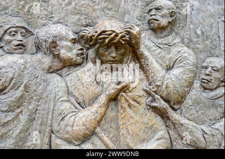 Die Krönung mit Dornen – drittes schmerzhaftes Geheimnis des Rosenkranzes. Eine Reliefskulptur auf dem Berg Podbrdo (der Hügel der Erscheinungen) in Medjugorje. Stockfoto