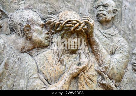 Die Krönung mit Dornen – drittes schmerzhaftes Geheimnis des Rosenkranzes. Eine Reliefskulptur auf dem Berg Podbrdo (der Hügel der Erscheinungen) in Medjugorje. Stockfoto