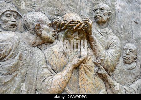 Die Krönung mit Dornen – drittes schmerzhaftes Geheimnis des Rosenkranzes. Eine Reliefskulptur auf dem Berg Podbrdo (der Hügel der Erscheinungen) in Medjugorje. Stockfoto