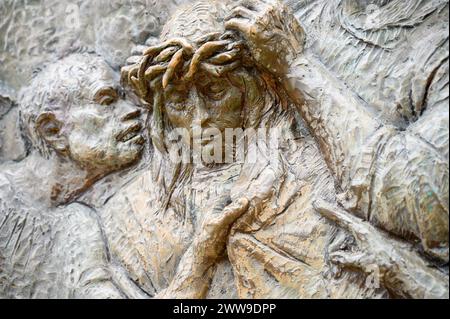 Die Krönung mit Dornen – drittes schmerzhaftes Geheimnis des Rosenkranzes. Eine Reliefskulptur auf dem Berg Podbrdo (der Hügel der Erscheinungen) in Medjugorje. Stockfoto