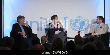 Moderator Christopher Scheffelmeier interviewt hier v.l. Nick Wilder und Jan Hartmann Charity-Talk Unterhaltung am Meer zugunsten von UNICEF Timmendorfer Strand *** Moderator Christopher Scheffelmeier interviewt hier v.l. Nick Wilder und Jan Hartmann vom Left Charity Talk Unterhaltung am Meer zugunsten von UNICEF Timmendorfer Strand Stockfoto