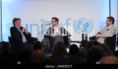 Charity-Talk Unterhaltung am Meer zugunsten von UNICEF Moderator Christopher Scheffelmeier interviewt hier v.l. Nick Wilder und Jan Hartmann Timmendorfer Strand *** Charity Talk Unterhaltung am Meer zu Hilfe von UNICEF Moderator Christopher Scheffelmeier Interviews Nick Wilder und Jan Hartmann Timmendorfer Strand von links Stockfoto
