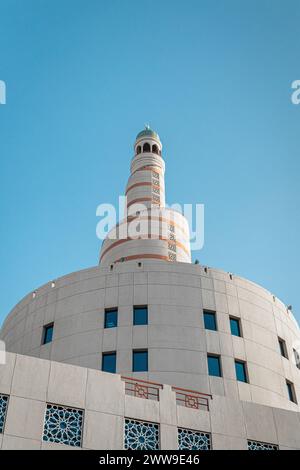 Islamisches Kulturzentrum in Doha mit blauem Himmel. Auch bekannt als Al-Fanar, ist es eines der schönsten Minarette in Souq Waqif Stockfoto