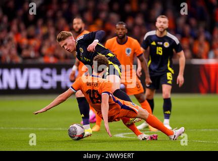 Scott McTominay aus Schottland und Mats Wieffer aus den Niederlanden kämpfen bei einem internationalen Freundschaftsspiel in der Johan Cruyff Arena in Amsterdam um den Ball. Bilddatum: Freitag, 22. März 2024. Stockfoto