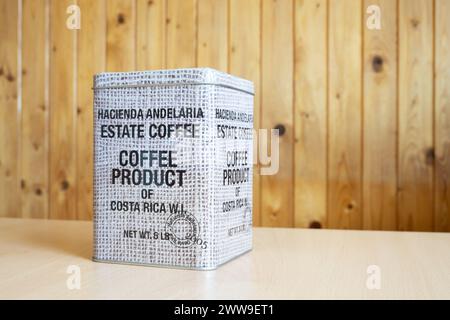 HAVIROV, TSCHECHISCHE REPUBLIK - 11. AUGUST 2023: Blechdose Hacienda Andelaria Estate Coffee von Costa Rica auf dem Tisch Stockfoto