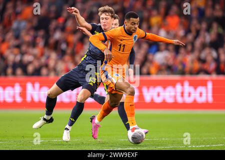 Amsterdam, Niederlande. März 2024. AMSTERDAM, NIEDERLANDE - 22. MÄRZ: Jack Hendry aus Schottland und Cody Gakpo aus den Niederlanden kämpfen um den Ball während des Internationalen Freundschaftsspiels zwischen den Niederlanden und Schottland in der Johan Cruijff Arena am 22. März 2024 in Amsterdam. (Foto von Peter Lous/Orange Pictures) Credit: Orange Pics BV/Alamy Live News Stockfoto
