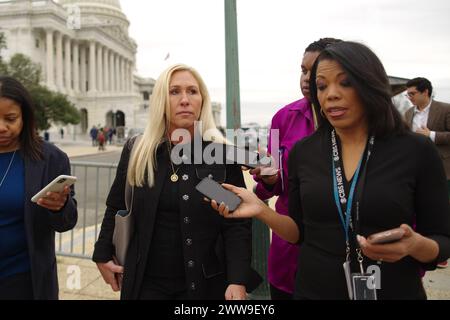 Washington, DC, USA. März 2024. US-Rep. Marjorie Taylor Greene (R-Ga.) Verlässt das Kapitol, während er mit Reportern nach einer Abstimmung über die Finanzierung der Regierung bis September spricht. Quelle: Philip Yabut/Alamy Live News Stockfoto