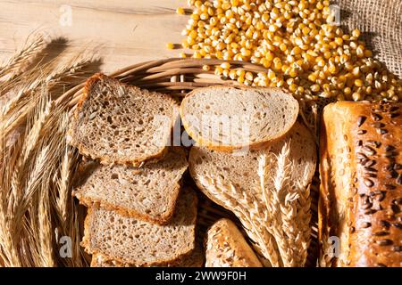 Der Ladentisch ist mit verschiedenen Arten von Weizen und Roggenbrot und Ohren von reifem Roggen und Weizen dekoriert. Dünne Brotscheiben. Stockfoto
