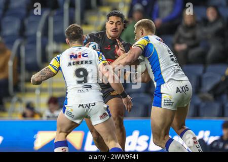 Leeds, Großbritannien. März 2024. Sione Mata'utia von St. Helens wird von Andy Ackers von Leeds Rhinos und Mikolaj Oledzki von Leeds Rhinos während des Betfred Challenge Cup Sixth Round Match Leeds Rhinos gegen St Helens im Headingley Stadium, Leeds, Großbritannien, 22. März 2024 (Foto: Mark Cosgrove/News Images) in Leeds, Großbritannien, am 22. März 2024 angegriffen. (Foto: Mark Cosgrove/News Images/SIPA USA) Credit: SIPA USA/Alamy Live News Stockfoto