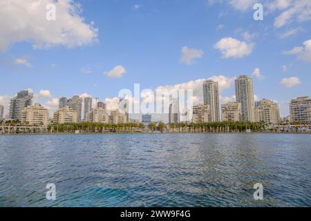 Ashdod Marina Lake – ein neuer See, der im Jachthafen-Viertel (Hebräisch רובע המרינה) von Ashdod im Süden Israels gebaut wurde. Stockfoto