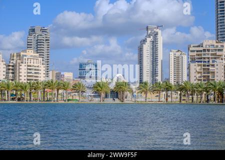 Ashdod Marina Lake – ein neuer See, der im Jachthafen-Viertel (Hebräisch רובע המרינה) von Ashdod im Süden Israels gebaut wurde. Stockfoto