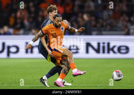 AMSTERDAM - (l-r) Jack Hendry aus Schottland, Memphis Depay aus Holland während des Freundschaftsspiels zwischen den Niederlanden und Schottland in der Johan Cruijff Arena am 22. März 2024 in Amsterdam, Niederlande. ANP KOEN VAN WEEL Stockfoto
