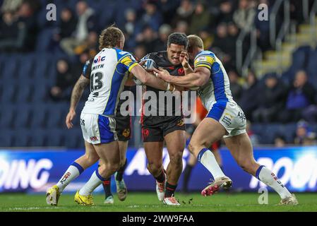 Leeds, Großbritannien. März 2024. Sione Mata'utia von St. Helens wird von Cameron Smith aus Leeds Rhinos und Mikolaj Oledzki aus Leeds Rhinos während des Betfred Challenge Cup Sixth Round Match Leeds Rhinos gegen St Helens im Headingley Stadium, Leeds, Großbritannien, 22. März 2024 (Foto: Mark Cosgrove/News Images) in Leeds, Großbritannien, am 22. März 2024 angegriffen. (Foto: Mark Cosgrove/News Images/SIPA USA) Credit: SIPA USA/Alamy Live News Stockfoto