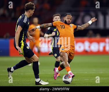 AMSTERDAM - (l-r) Jack Hendry aus Schottland, Memphis Depay aus Holland während des Freundschaftsspiels zwischen den Niederlanden und Schottland in der Johan Cruijff Arena am 22. März 2024 in Amsterdam, Niederlande. ANP MAURICE VAN STEEN Stockfoto
