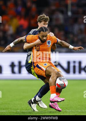 AMSTERDAM - (l-r) Jack Hendry aus Schottland, Memphis Depay aus Holland während des Freundschaftsspiels zwischen den Niederlanden und Schottland in der Johan Cruijff Arena am 22. März 2024 in Amsterdam, Niederlande. ANP KOEN VAN WEEL Stockfoto