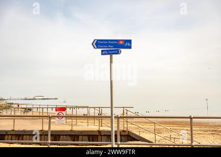 Clacton-on-Sea, Essex, Vereinigtes Königreich – 20. März 2024. Richtungsschild an der Promenade in Clacton-on-Sea Stockfoto