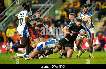 Alex Walmsley von St Helens wird im Headingley Stadium von Leeds Rhinos’ Mikolaj Oledzki (links) und Leeds Rhinos’ Cameron Smith (rechts) bekämpft. Bilddatum: Freitag, 22. März 2024. Stockfoto