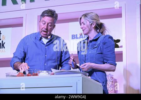 London, Großbritannien. John Torode, Lisa Faulkner. Ideale Heimshow 2024 Olympia. Kochvorführung auf der Eat & Drink Bühne. Stockfoto