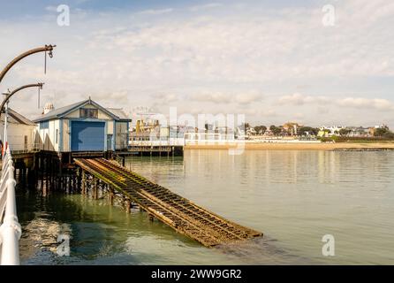 Clacton-on-Sea, Essex, Vereinigtes Königreich – 20. März 2024. Die alte und stillgelegte hölzerne Rettungsbootstation am Clacton Pier Stockfoto