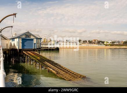 Clacton-on-Sea, Essex, Vereinigtes Königreich – 20. März 2024. Die alte und stillgelegte hölzerne Rettungsbootstation am Clacton Pier Stockfoto