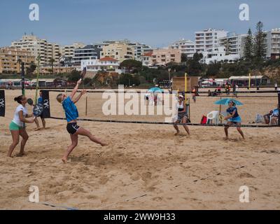 Portimao, Algarve, Portugal, 03 16 2024. Strand Padel: Frauen genießen Padel auf Praia da Rocha, Portugal Stockfoto