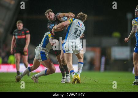 Leeds, Großbritannien. März 2024. *Alex Walmsley von Saint s wird am 22. März 2024 im Headingley Stadium, Leeds, UK, beim Super League-Spiel zwischen Leeds Rhinos und St. Helens angegriffen. Foto von Simon Hall. Nur redaktionelle Verwendung, Lizenz für kommerzielle Nutzung erforderlich. Keine Verwendung bei Wetten, Spielen oder Publikationen eines einzelnen Clubs/einer Liga/eines Spielers. Quelle: UK Sports Pics Ltd/Alamy Live News Stockfoto