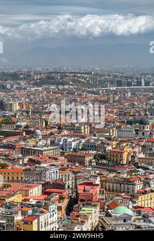 Unvergleichlicher Blick auf die Stadt Neapel von der burg Sant'Elmo, Kampanien, Italien. Stockfoto