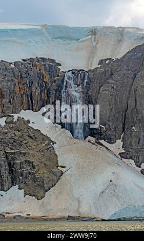 Massiver Wasserfall von einem schmelzenden Küstengletscher bei Stockfoto