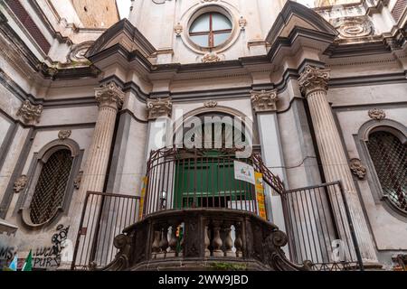 Neapel, Italien - 9. April 2022: San Nicola a Nilo ist eine barocke römisch-katholische Kirche in der Via San Biagio dei Librai im Zentrum von Neapel, Kampanien, IT Stockfoto