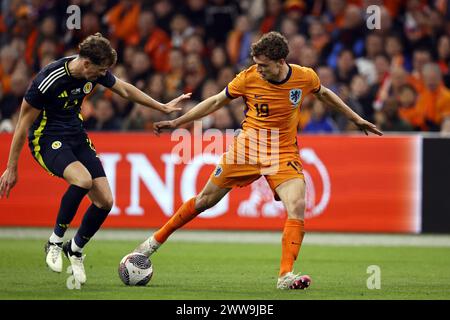 AMSTERDAM - (l-r) Jack Hendry aus Schottland, Mats Wieffer aus Holland während des Freundschaftsspiels zwischen den Niederlanden und Schottland in der Johan Cruijff Arena am 22. März 2024 in Amsterdam, Niederlande. ANP MAURICE VAN STEEN Stockfoto