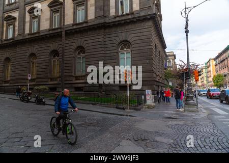 Neapel, Italien - 9. April 2022: Allgemeine Architektur und Blick auf die Straße im Stadtzentrum von Neapel, Kampanien, Italien. Corso Umberto I und Piazza Giovanni Stockfoto