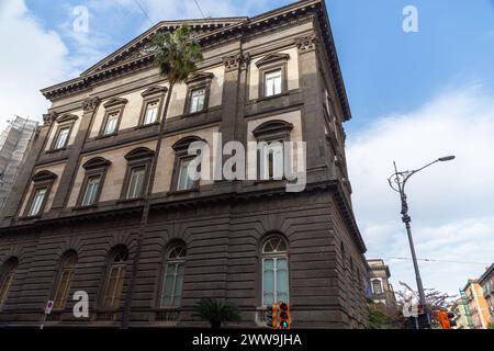 Neapel, Italien - 9. April 2022: Allgemeine Architektur und Blick auf die Straße im Stadtzentrum von Neapel, Kampanien, Italien. Corso Umberto I und Piazza Giovanni Stockfoto