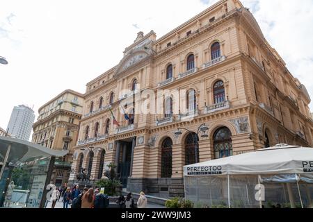 Neapel, Italien - 9. April 2022: Der Palazzo della Borsa ist ein monumentaler Palast aus dem 19. Jahrhundert auf der gleichnamigen Piazza in Neapel, Kampanien. Stockfoto