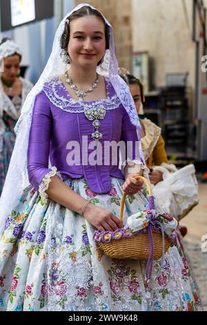 Fallas Festival in Gandia Spanien Eine Feier der Kultur. Frau in traditioneller Kleidung mit einem Blumenkorb verkörpert den festlichen Geist von Valencia. Stockfoto