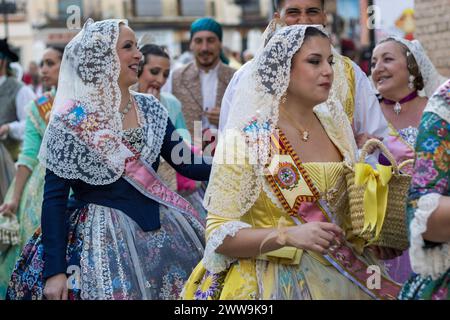 Frauen in traditioneller Fallas-Kleidung, ihre Kleider sind farbenfroh und tragen die Freude des Festivals. Stockfoto
