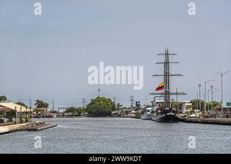 Cartagena, Kolumbien - 25. Juli 2023: Großes Segelschiff legt im historischen Hafen der Altstadt unter blauem Himmel an. Andere Hafenlandschaften Stockfoto