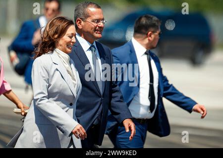 US-Vizepräsidentin Kamala Harris und der Gouverneur von Puerto Rico Pedro Pierluisi auf der Muñiz Air National Guard Base in San Juan, Puerto Rico, am 22. März 2024. (Foto: Edgardo J. Medina Millán/SIPA USA) Credit: SIPA USA/Alamy Live News Stockfoto