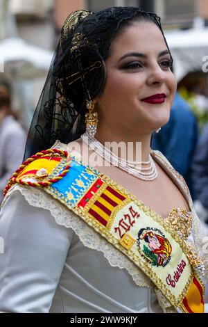 Valencianische Grace im Herzen von Fallas; die Kleidung Einer Fallera mit lebhaften Stickereien spiegelt den lebhaften Geist des Festivals wider Stockfoto