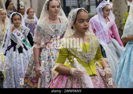 Jugendliche Eleganz im Fallas; Junge Falleras in lebendigen Kleidern zelebrieren Gandias Traditionen, ihre Kostüme sind ein Kaleidoskop der Freude des Festivals. Stockfoto