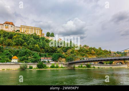 Passau, Deutschland - 21. Juli 2023: Panoramaaussicht Schloss Veste Oberhaus an der Donau. Antike Festung in Passau, Niederbayern, Deutschland Stockfoto