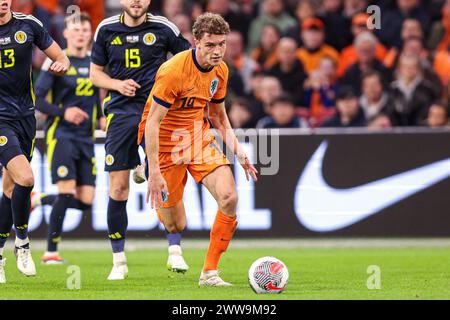 Amsterdam, Niederlande. März 2024. AMSTERDAM, NIEDERLANDE - 22. MÄRZ: Jack Hendry aus Schottland, Mats Wieffer aus den Niederlanden kämpfen um den Ball während des Internationalen Freundschaftsspiels zwischen den Niederlanden und Schottland in der Johan Cruijff Arena am 22. März 2024 in Amsterdam. (Foto von Peter Lous/Orange Pictures) Credit: Orange Pics BV/Alamy Live News Stockfoto
