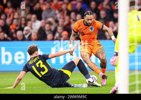 Amsterdam, Niederlande. März 2024. AMSTERDAM, NIEDERLANDE - 22. MÄRZ: Jack Hendry aus Schottland versucht, Memphis Depay aus den Niederlanden während des Internationalen Freundschaftsspiels zwischen den Niederlanden und Schottland am 22. März 2024 in der Johan Cruijff Arena in Amsterdam, Niederlande, zu bekämpfen. (Foto von Peter Lous/Orange Pictures) Credit: Orange Pics BV/Alamy Live News Stockfoto