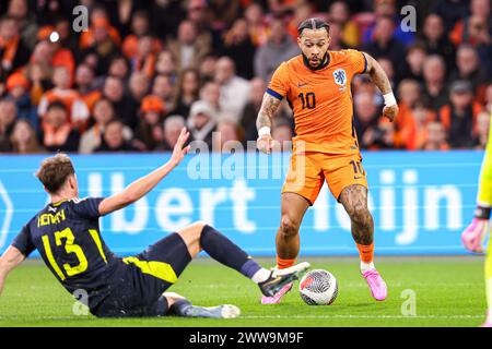 Amsterdam, Niederlande. März 2024. AMSTERDAM, NIEDERLANDE - 22. MÄRZ: Jack Hendry aus Schottland versucht, Memphis Depay aus den Niederlanden während des Internationalen Freundschaftsspiels zwischen den Niederlanden und Schottland am 22. März 2024 in der Johan Cruijff Arena in Amsterdam, Niederlande, zu bekämpfen. (Foto von Peter Lous/Orange Pictures) Credit: Orange Pics BV/Alamy Live News Stockfoto