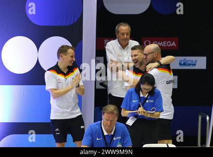 Berlin, Deutschland - 22. März 2024: Christoph Bohm (C) und andere deutsche Trainer reagieren beim Mixed 3m & 10m Team Event Finale der World Aquatics Diving World Cup 2024 in Berlin. Deutschland gewann den 2. Platz Stockfoto