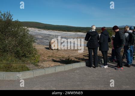 Touristenansicht die Markierung des Großen Geysirs, oder Stori-Geysir, der derzeit im Geothermiegebiet Geysir ruht, Teil des Golden Circle. Stockfoto